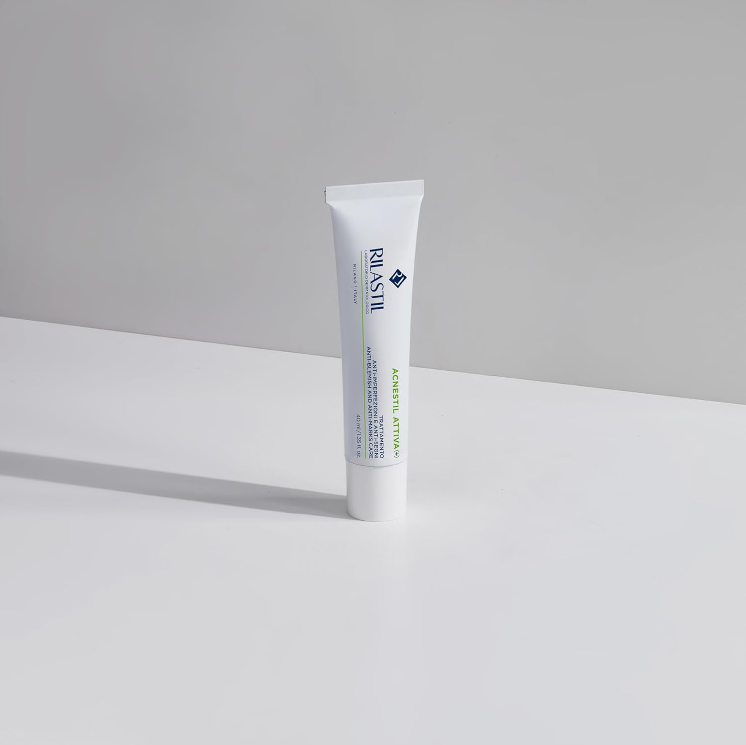 Detalle 2 de Crema Attiva di ACNESTIL: trattamento sebo-normalizzante per pelli impure
