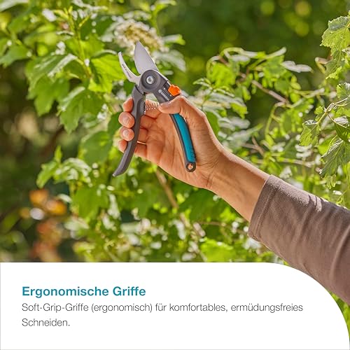 Detalle de Gardena PremiumCut Gartenschere, Bypass-Schnitt – Frisches Holz bis 22 mm, ergonomische Griffe, PowerCoating-Klingen