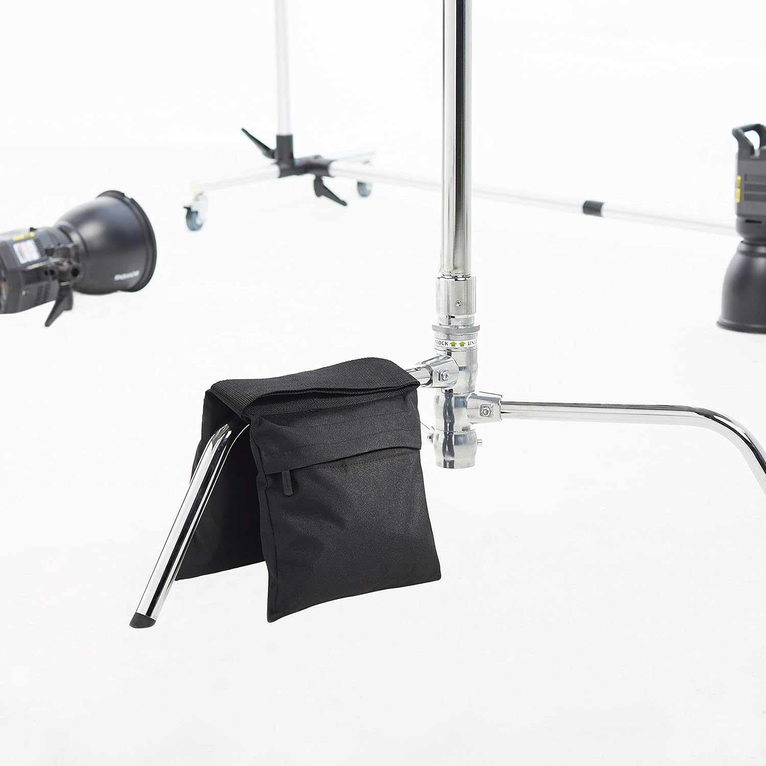 Detalle 2 de Amazon Basics set di 4 sacchi di sabbia fotografici vuoti (carico massimo 9 kg) – nero