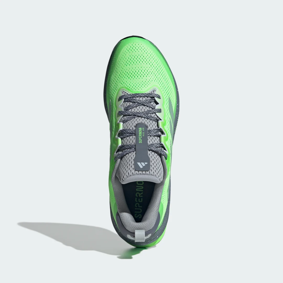 Detalle de Zapatilla Supernova Rise ATR de Adidas: versatilidad para correr, comodidad y estilo en verde