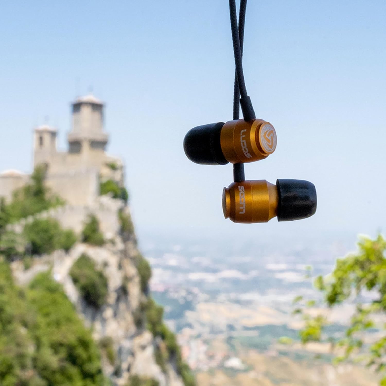 Detalle de Ludos CLAMOR Wired Earbuds with Microphone & Call Control, Memory Foam Eartips (5 Year Warranty)