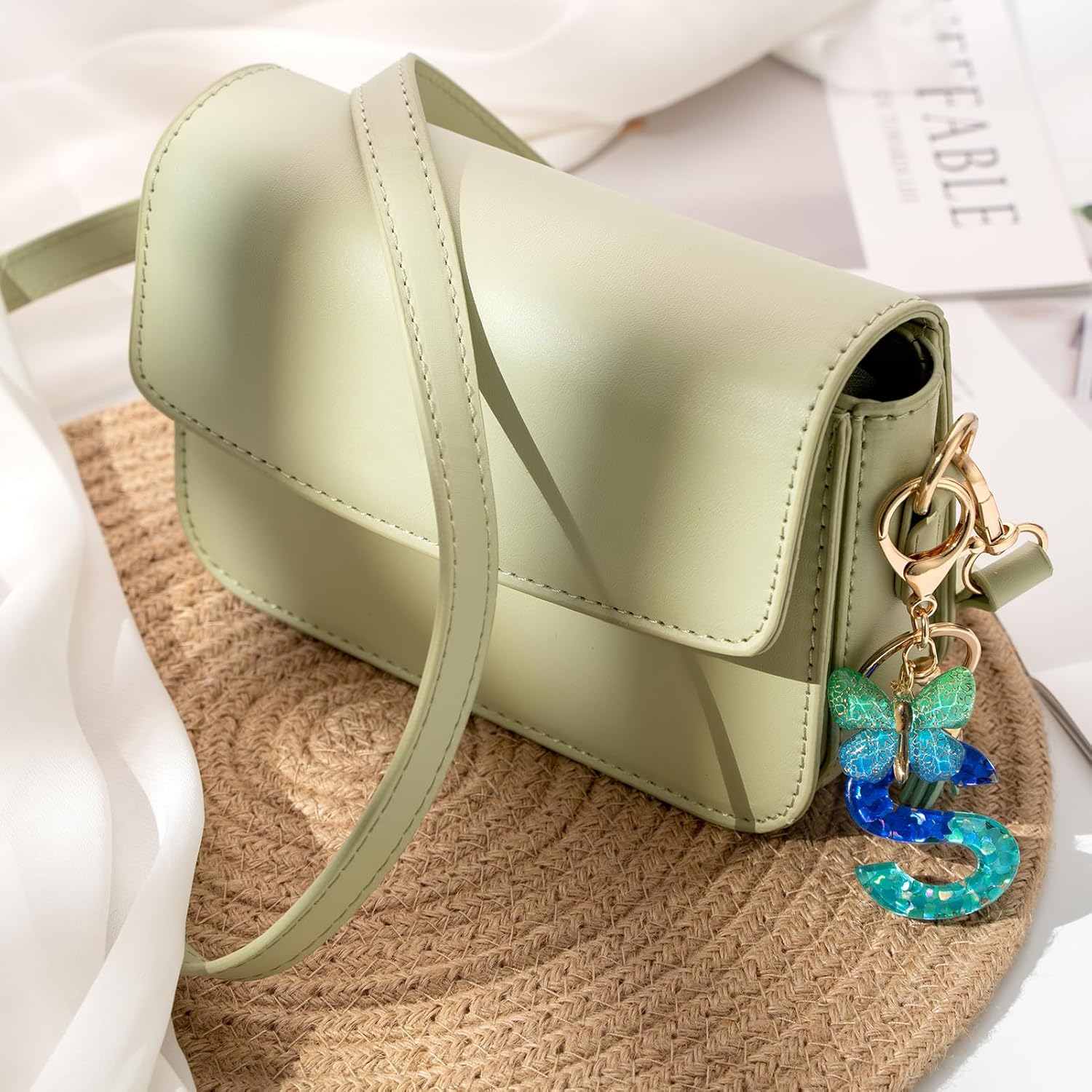 Detalle 2 de CHUQING Schlüsselanhänger Buchstabe Mädchen – Individueller Letter Keychain mit Schmetterling und Quaste