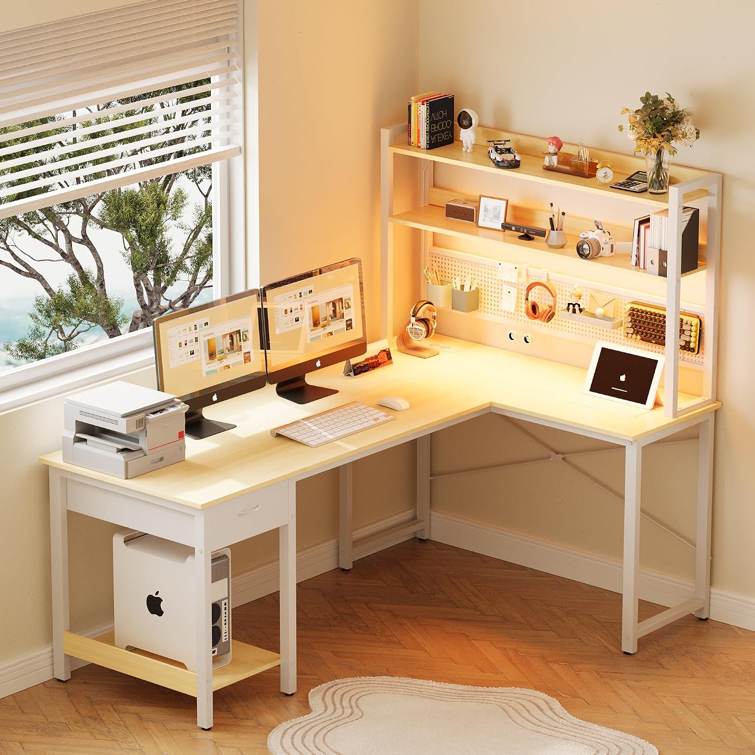 YOUDENOVA Scrivania Gaming con Pannello Forato e Libreria Salvaspazio, Angolare Reversibile 135x90x152 cm, Bianco