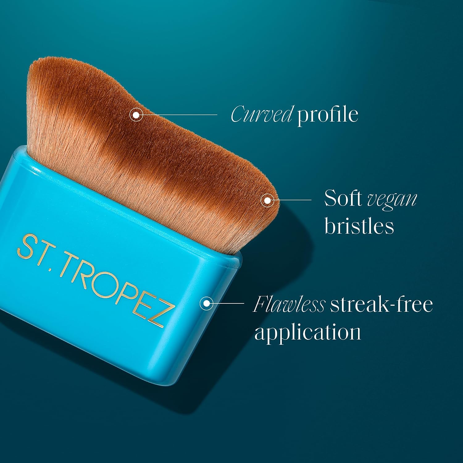 Detalle 2 de St. Tropez Ultimate Tan Body Brush, Curved Vegan Brush with Soft Synthetic Bristles