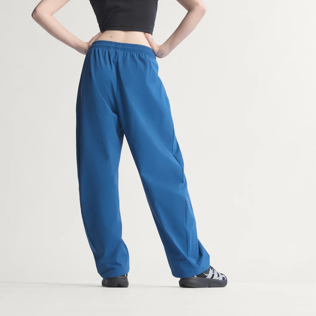 Detalle 2 de Pantalón de tejido técnico Z.N.E. de Adidas: visión clara para uso diario y entrenamiento ligero