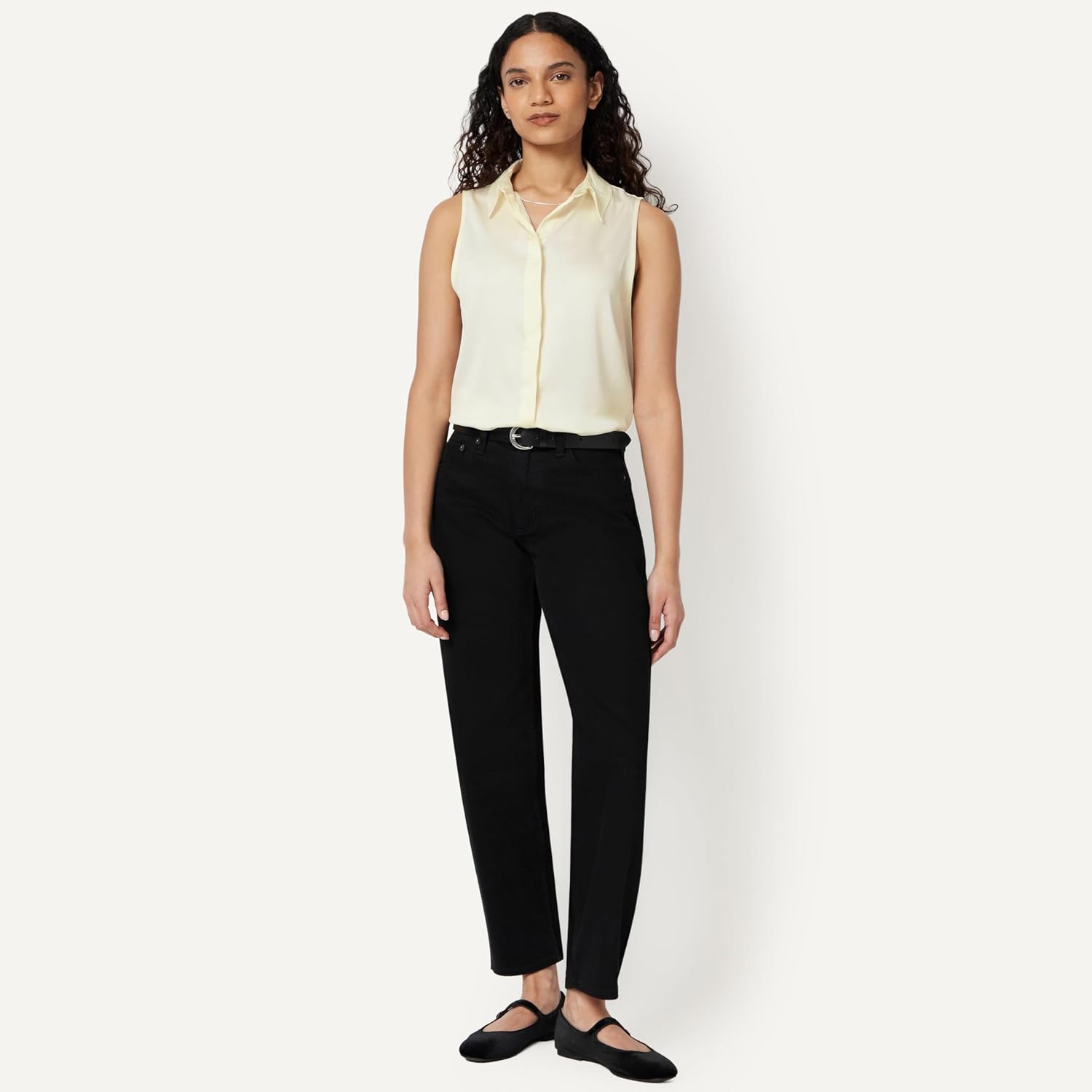 Detalle de Amazon Essentials Damen Ärmellose Bluse mit Knopfleiste – reguläre Passform, seidiger Satin
