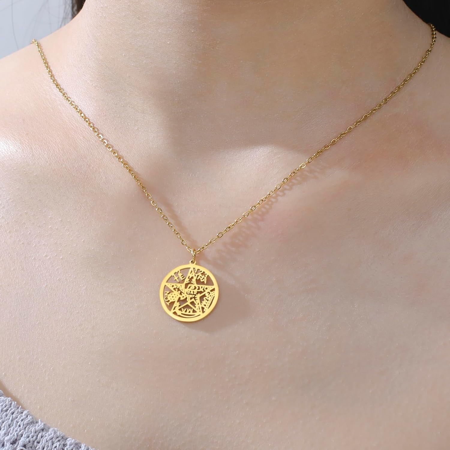 Detalle 2 de VASSAGO Hexen Knoten Halskette mit Tetragrammaton und Pentagramm – Edelstahl