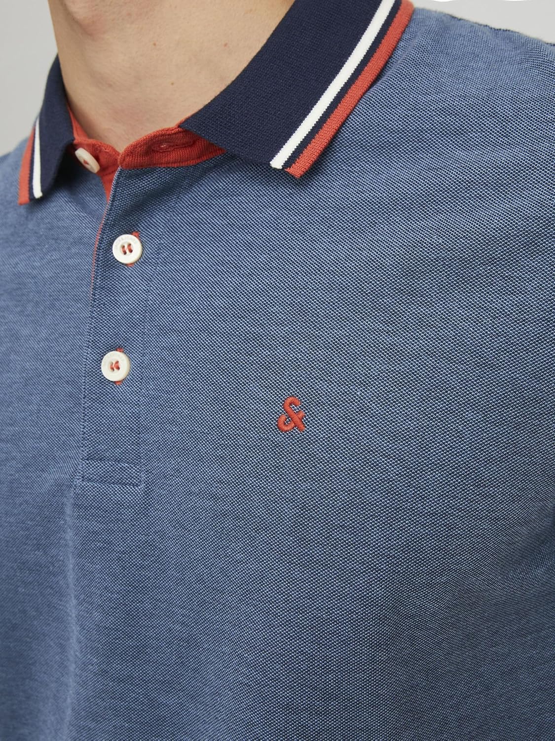 Detalle 2 de JACK & JONES Polo Plain Shirt Collar Polo: stile essenziale e sostenibilità