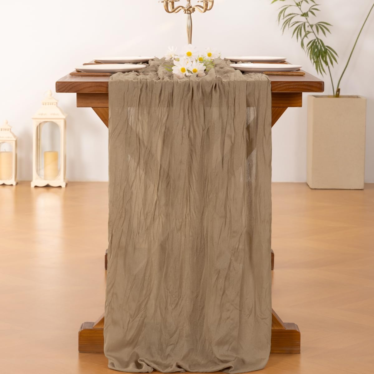 Detalle 2 de Socomi Nude Brown Cheesecloth Table Runner 120 in