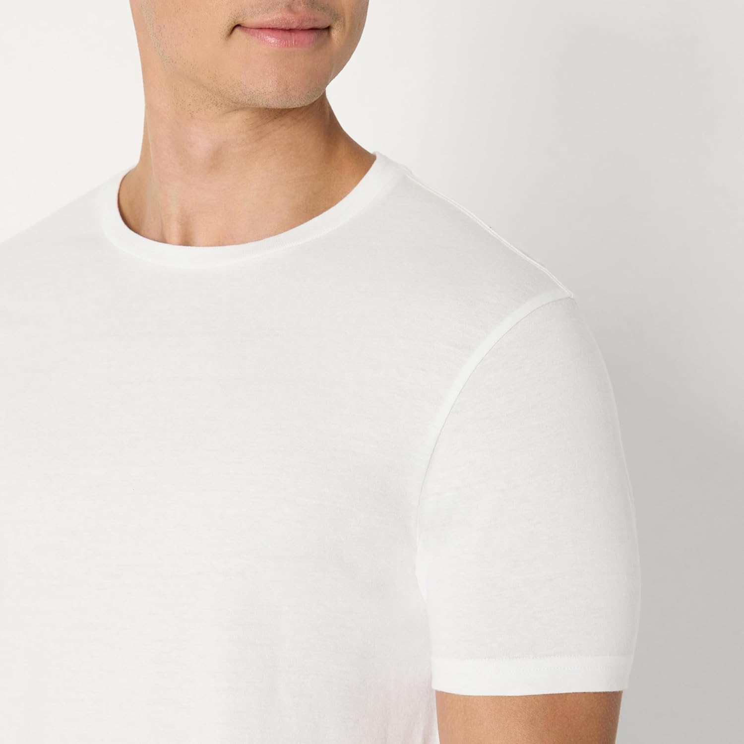 Thumbnail 2 de Amazon Essentials Men's Slim-Fit Cotton Crew Neck Vests, Pack of 6