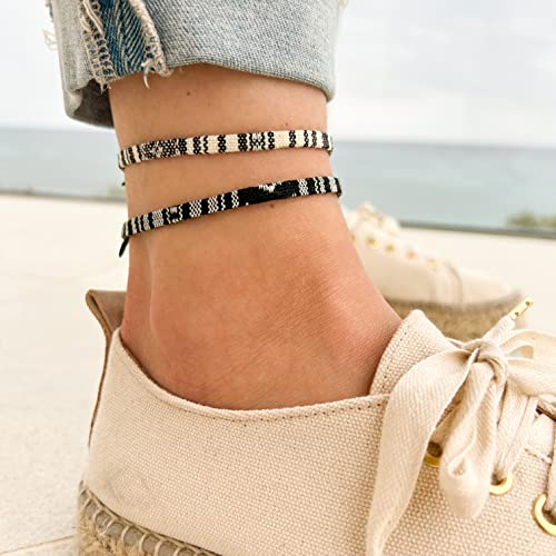 Detalle 2 de Made by Nami Surfer Fußband 2er-Set Schwarz/Weiß – Dünnes Boho Fußkettchen, handgemacht