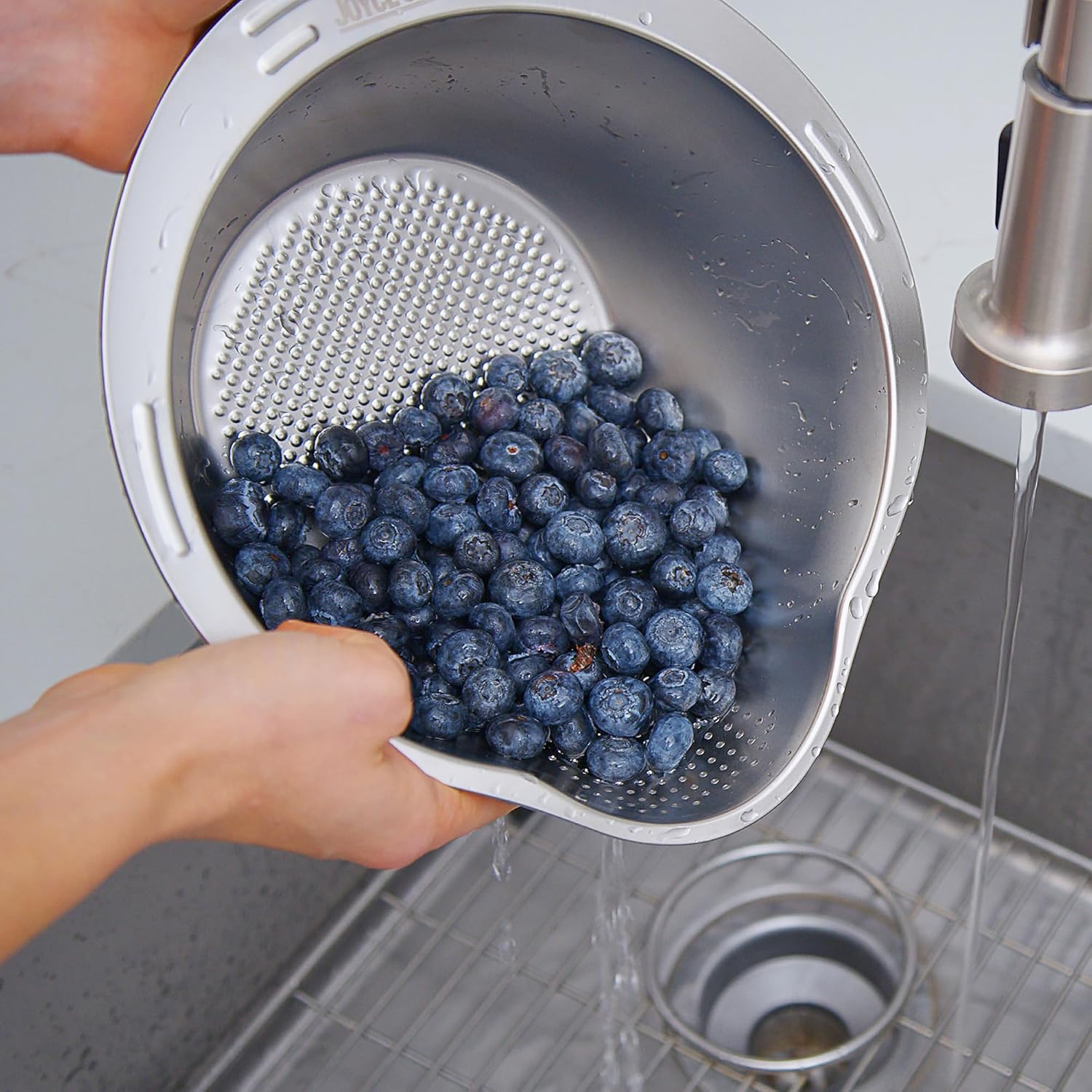 Detalle 2 de Joyce Chen Stainless Steel Rice Strainer Bowl: Wash, Rinse, and Drain Effortlessly