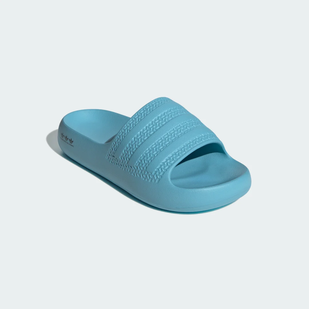 Detalle 2 de Adidas Adilette Ayoon en azul: comodidad de vestir y usar para tus días de playa o piscina