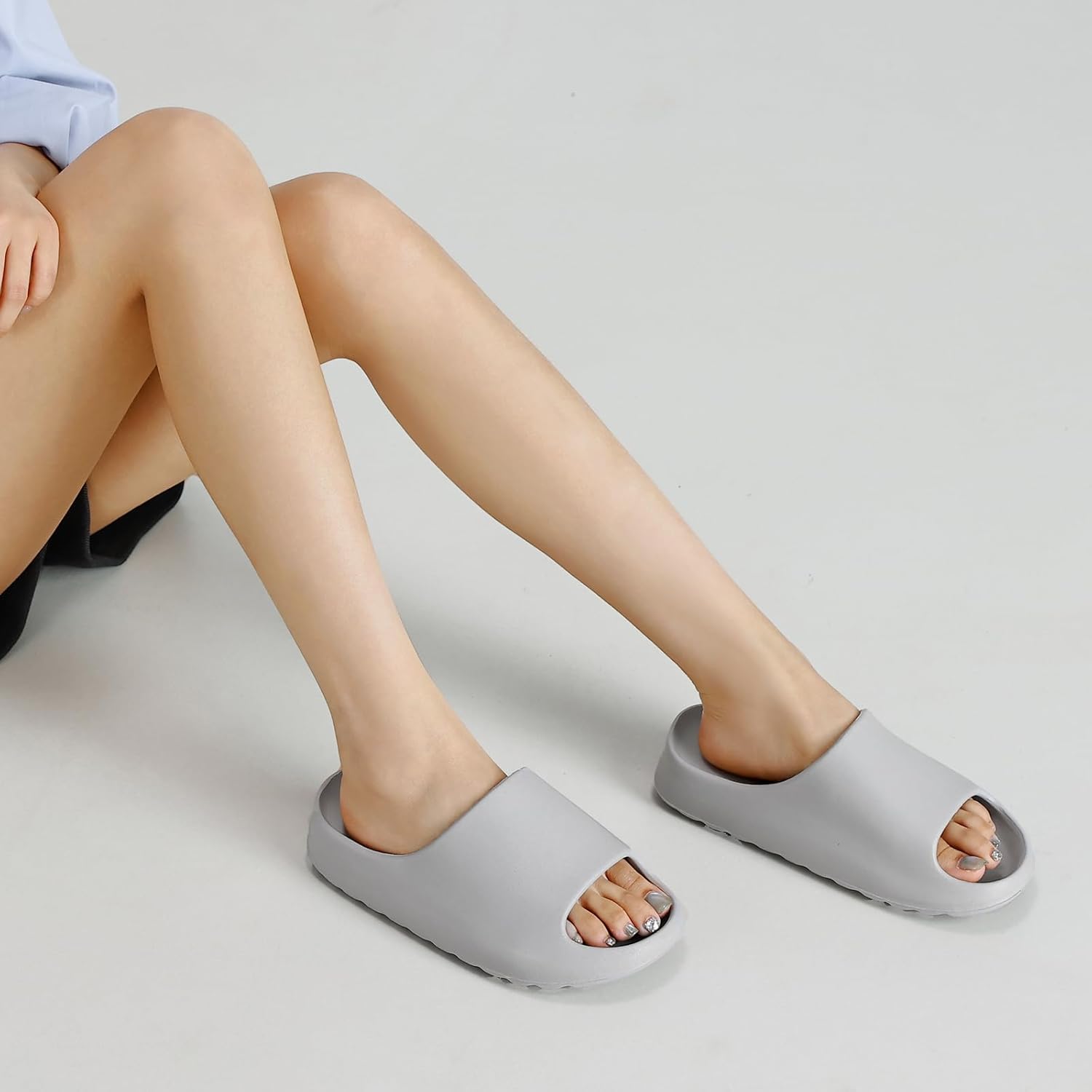 Detalle 2 de Cloud Sliders for Men and Women: Super Comfy Soft Pillow Slides