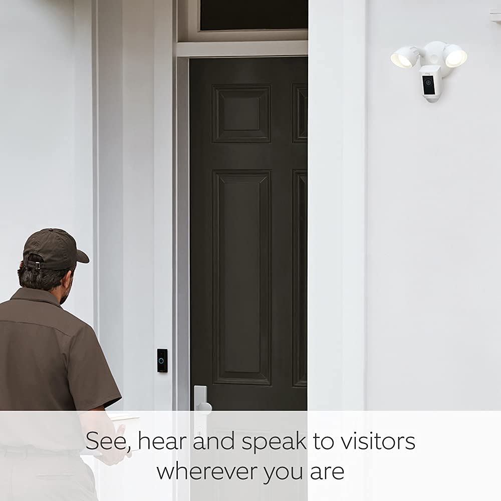 Detalle de Ring Floodlight Cam Wired Plus: Outdoor 1080p Security with 2000 Lumen LEDs and Alexa compatibility