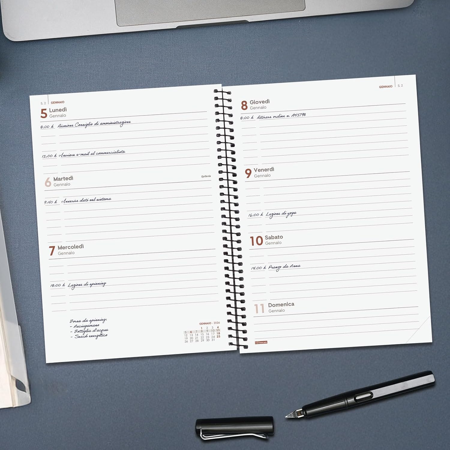 Detalle de Finocam Agenda Spirale 2026 Settimana layout orizzontale (Gennaio–Dicembre) con elastico, copertina in polipropilene opaco – Italiano