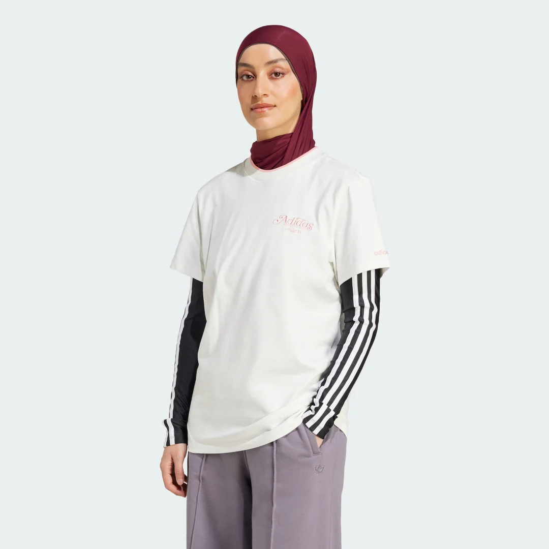 Detalle de Camiseta Graphic Loose de Adidas: comodidad y estilo urbano en color blanco