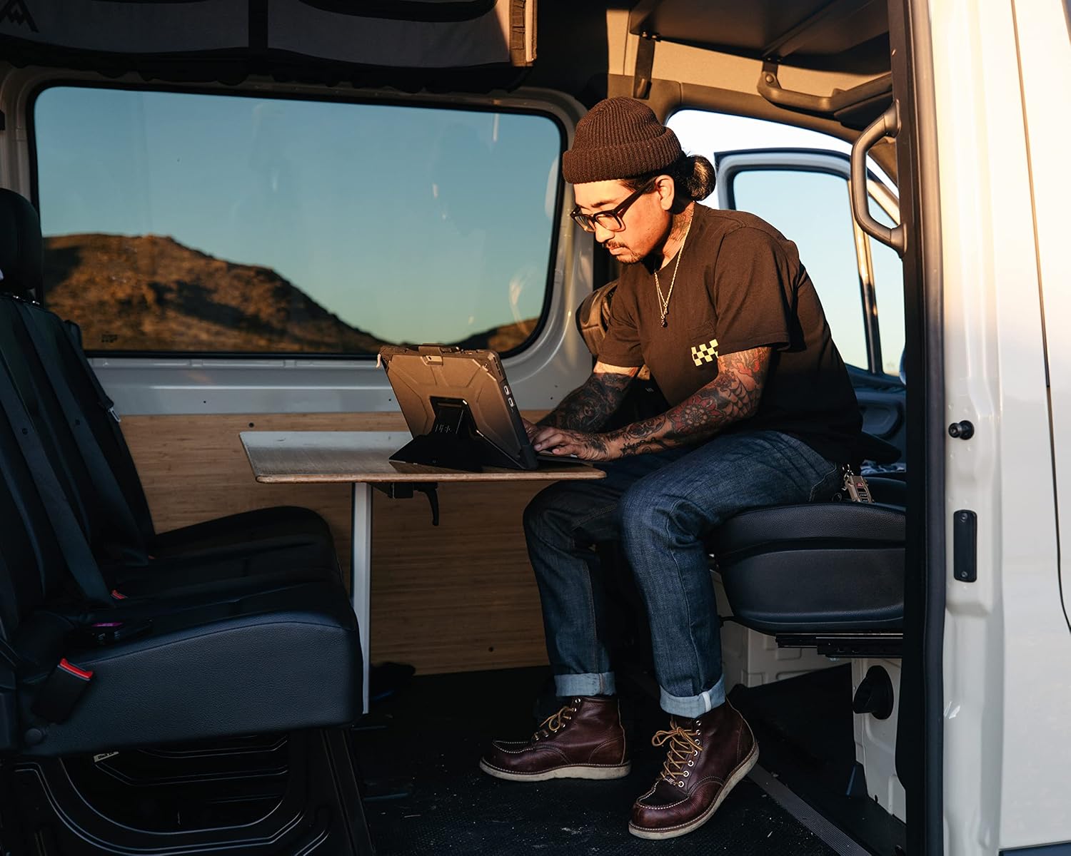 Detalle 1 de URBAN ARMOR GEAR Metropolis SE – etui do Microsoft Surface Pro 9 ze stojakiem