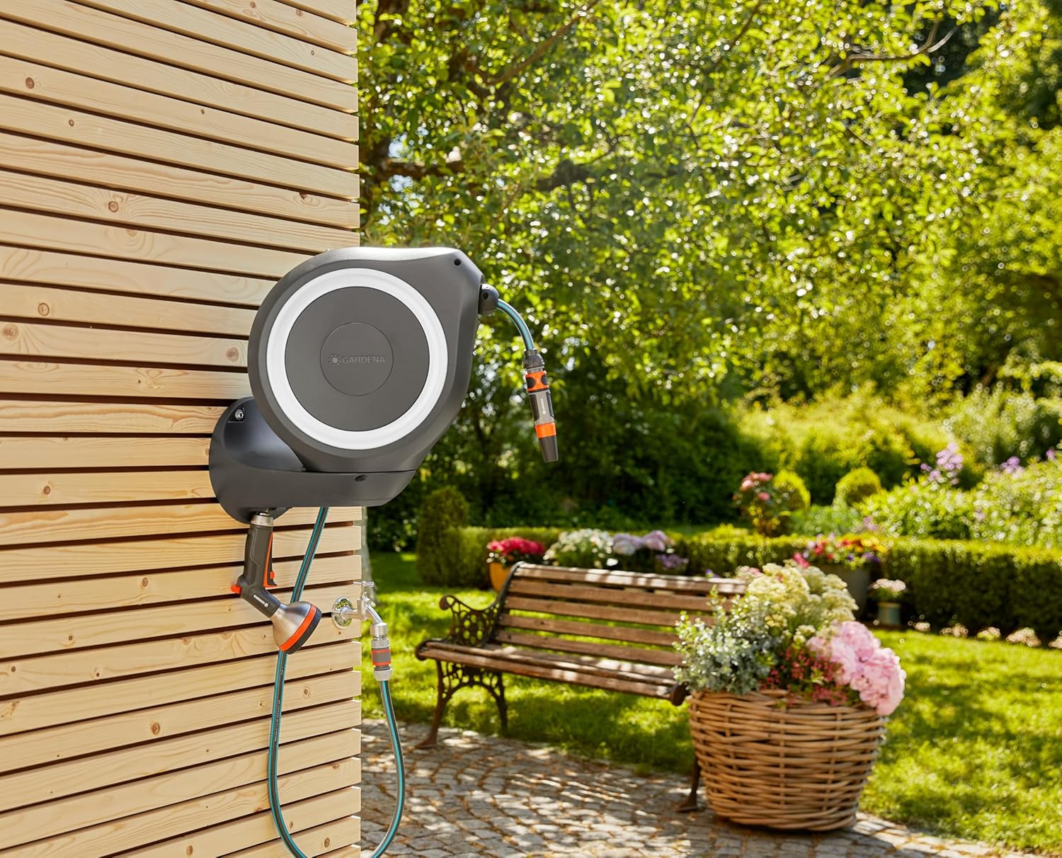 Detalle de Gardena RollUp M - Tubo da parete 20 m per irrigazione flessibile, avvolgitubo girevole con supporto e accessori