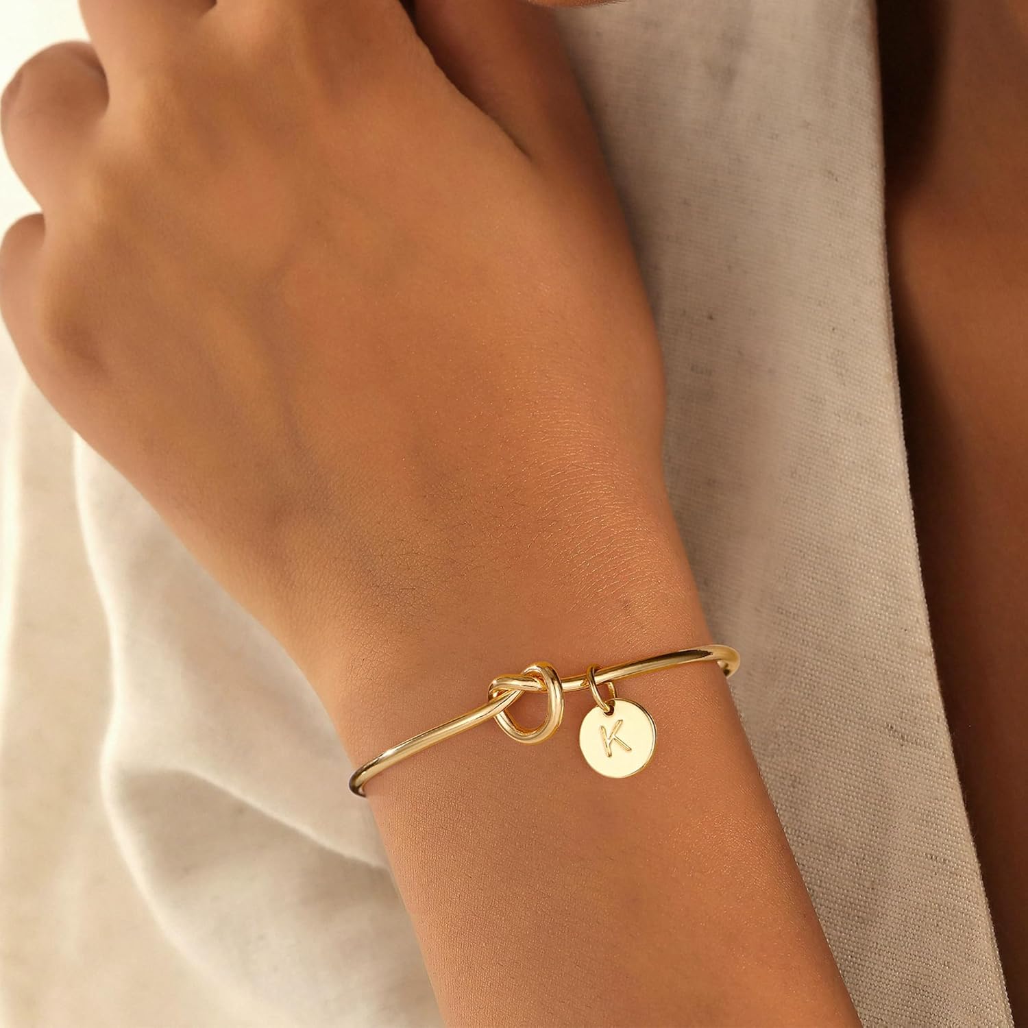 Thumbnail 4 de TINGN Bracelet femme en or with initiales – Nœud d'amour et disque lettre
