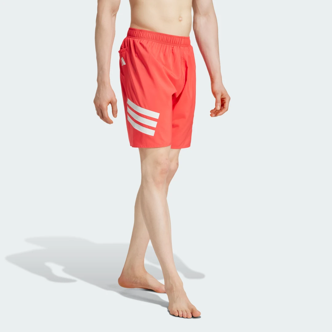 Detalle de Bañador 8-Inch 3 bandas de Adidas – Rojo