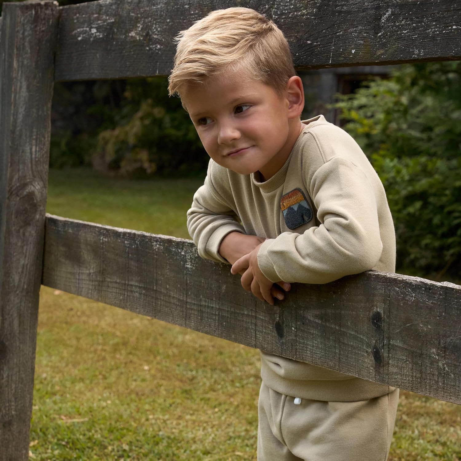 Detalle 2 de Modern Moments by Gerber Toddler Sweatshirt and Jogger Set 4T