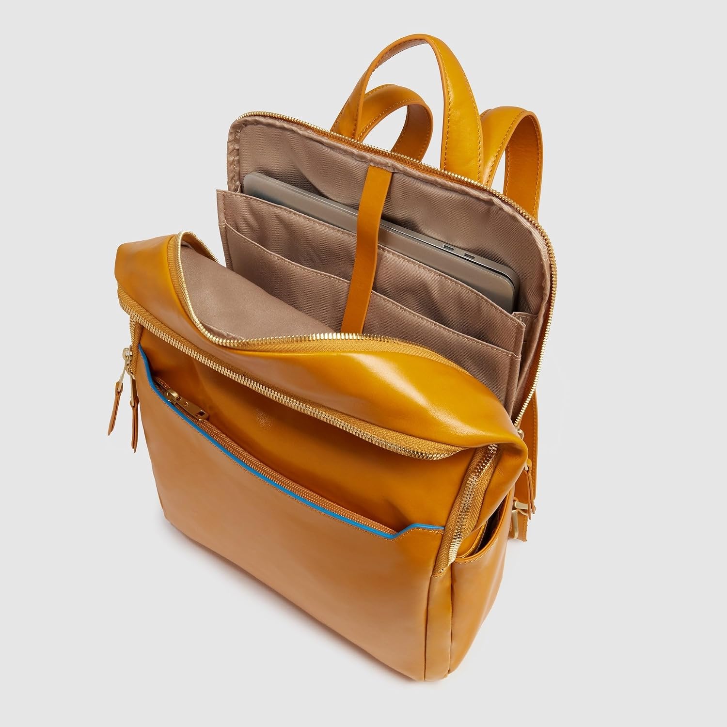 Detalle de PIQUADRO Zaino donna in pelle porta PC 14": eleganza italiana con compartimento per tablet e protezione RFID