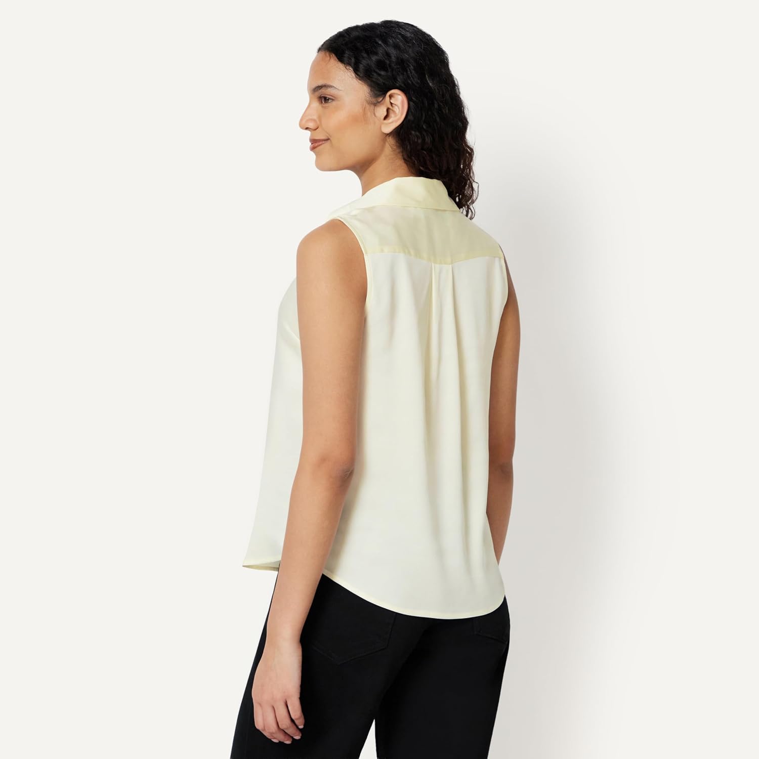 Detalle de Amazon Essentials Damen Ärmellose Bluse mit Knopfleiste – reguläre Passform, seidiger Satin