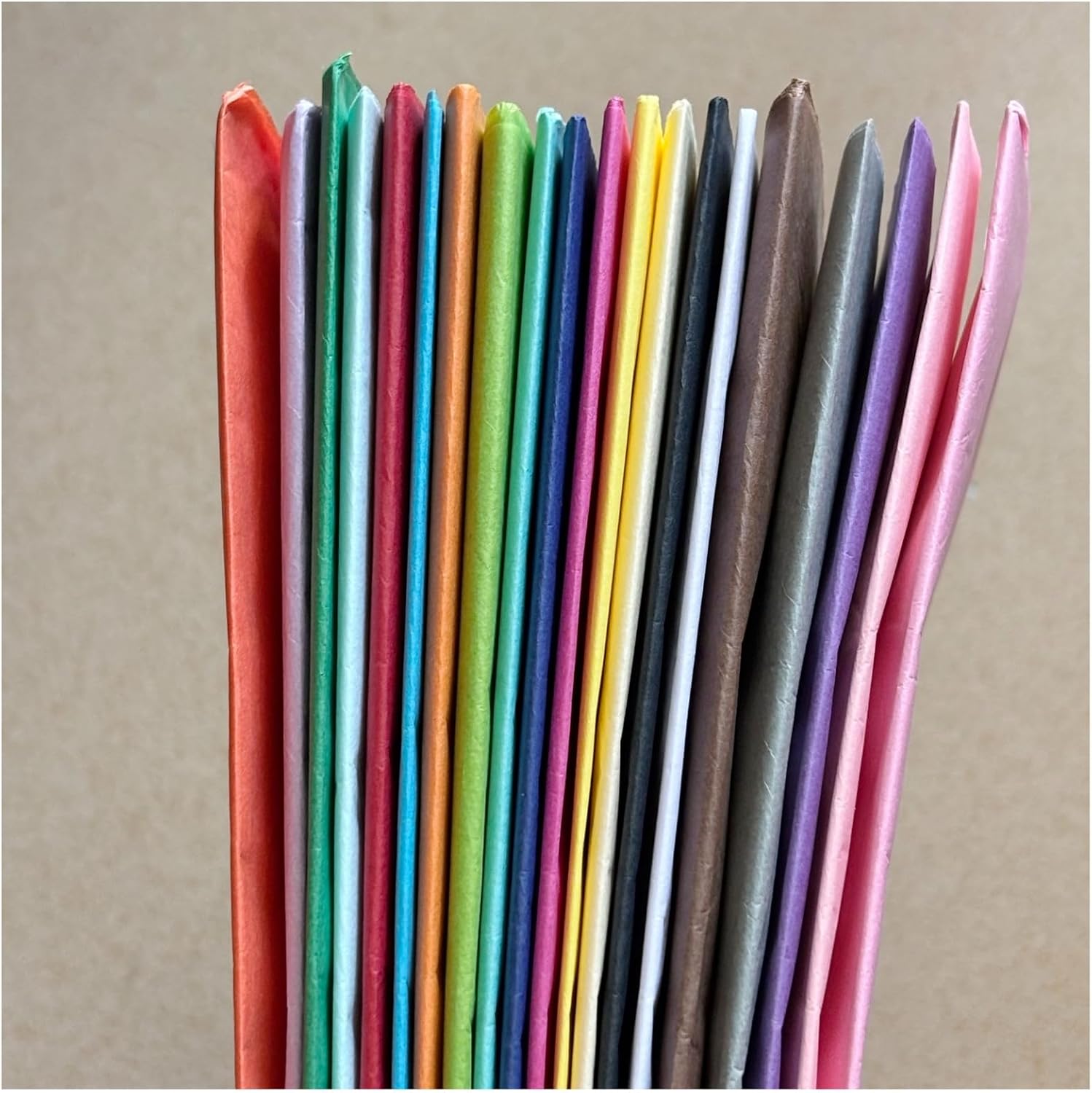 Detalle 2 de 100 Blatt Seidenpapier bunt (50 x 70 cm) mit 20 Farben – Tissue Paper zum Verpacken & Basteln