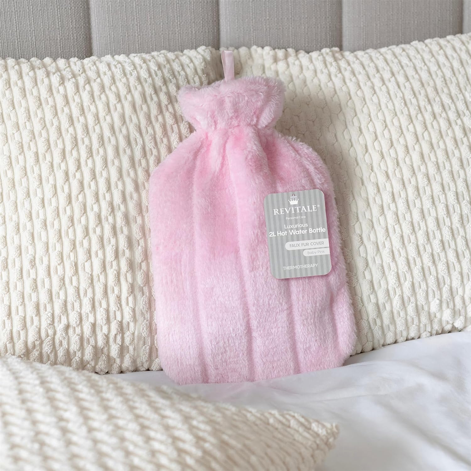 Detalle 2 de Revitale Luxury Cosy 2 Litre Hot Water Bottle (Soft Cover) – British Standard BS1970:2012, Baby Pink