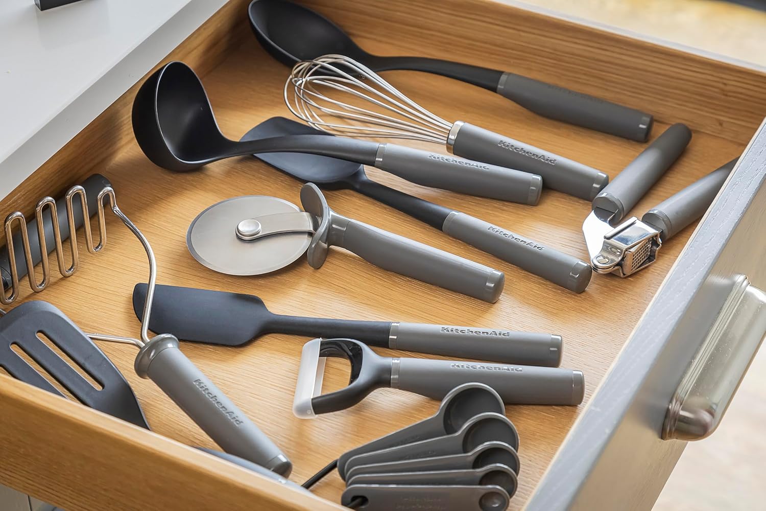 Detalle de KitchenAid knoflookpers van roestvrij staal met zachte greep, houtskoolgrijs