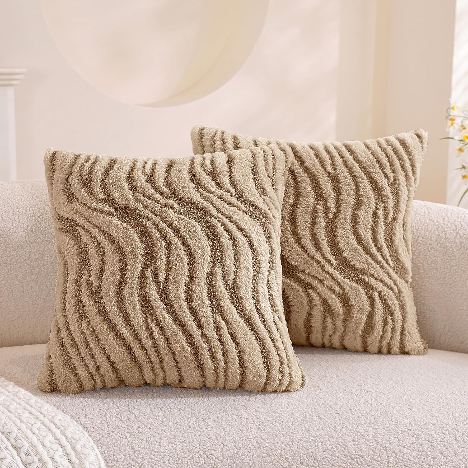 Detalle de Ystyle lot de 2 housses de coussin décoratives 45 x 45 cm en peluche marron clair
