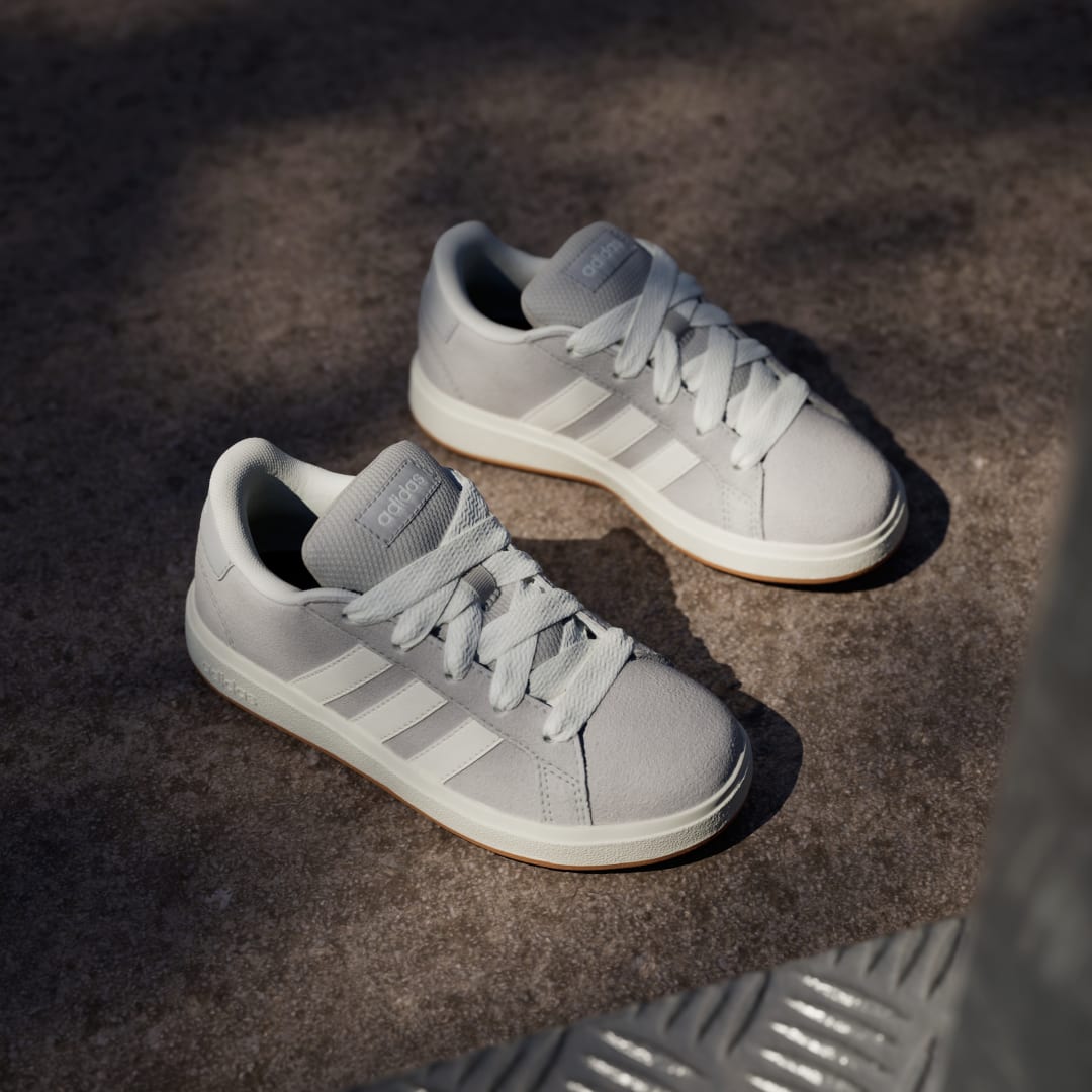 Detalle 2 de Zapatilla Grand Court 00s de Adidas: estilo clásico y comodidad diaria en gris