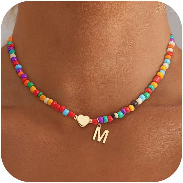 Detalle de SLOONG bunte Buchstaben-Perlenkette mit Initialen und Herz-Charm (Choker) – personalisierte Namenskette für Mädchen & Damen
