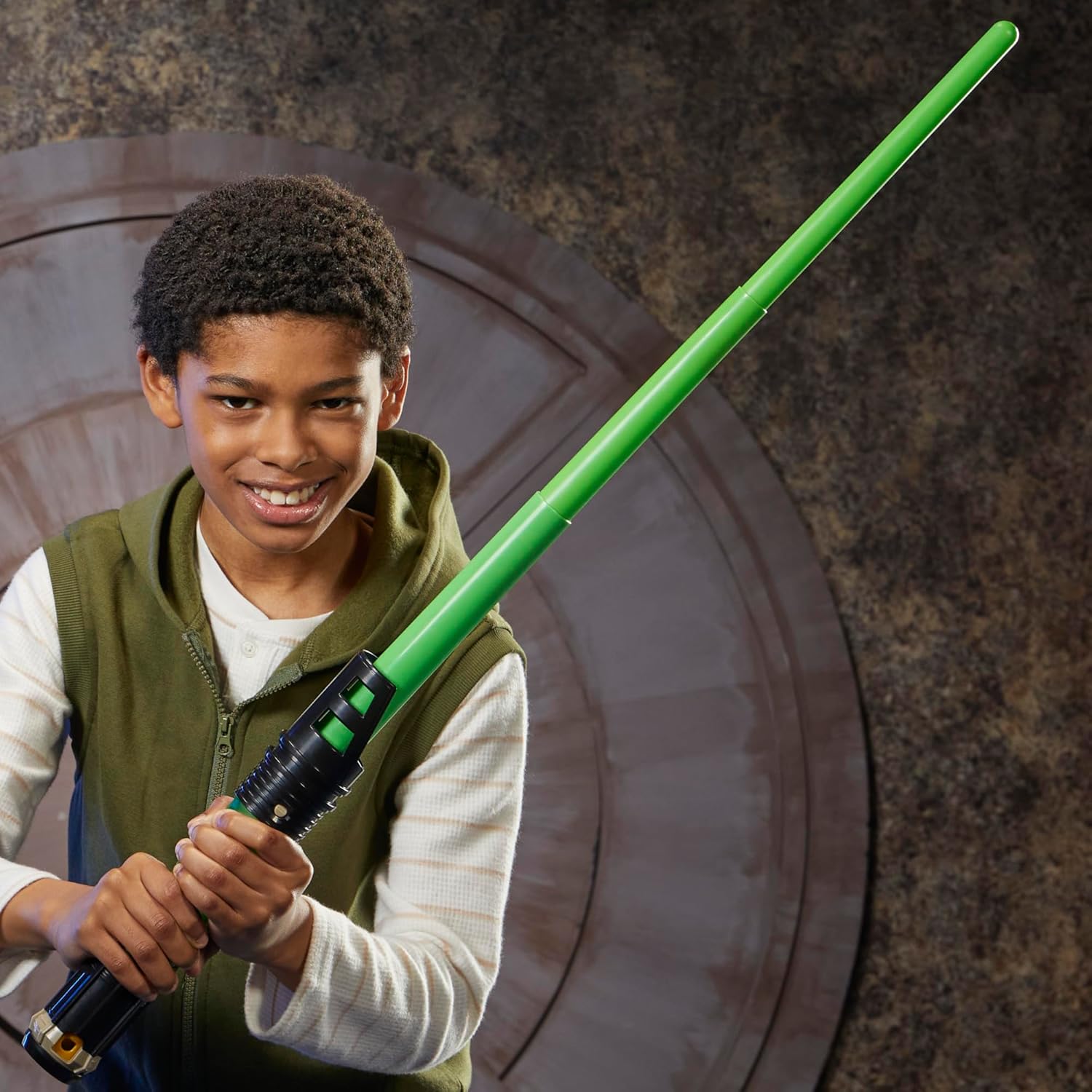 Thumbnail 4 de Star Wars Lightsaber Forge Kyber Core Luke Skywalker Toy – Extendable Green Blade, 4+