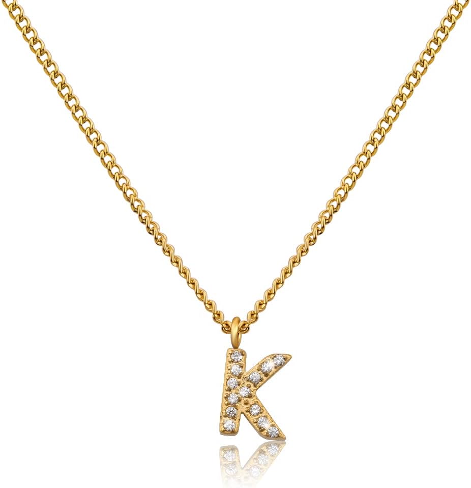 Detalle de GD GOOD.designs collana a catena con lettera placcata oro 18 carati con zirconi e catenina in acciaio inossidabile