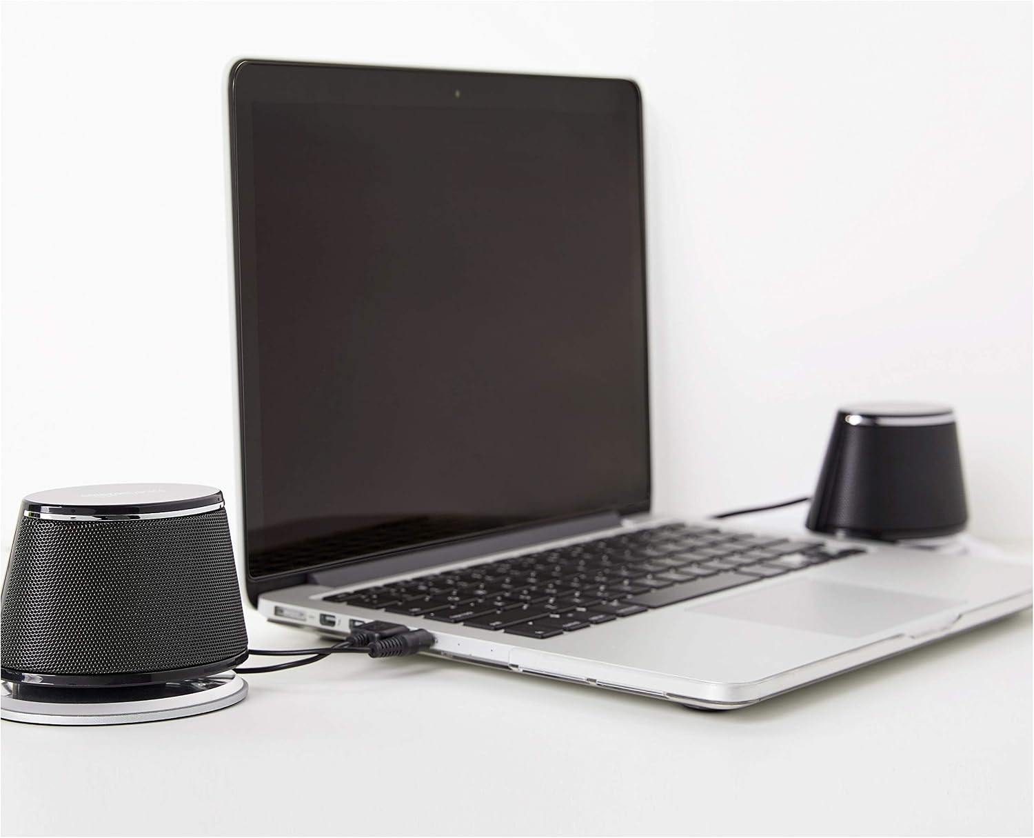 Detalle 2 de Amazon Basics Stereo 2.0 Speakers (USB-powered, 3.5mm AUX) for PC or Laptop, Black