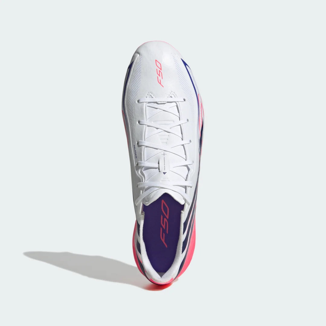 Detalle de Adidas F50 Hyperfast League para césped natural húmedo: precisión y agarre en cada movimiento
