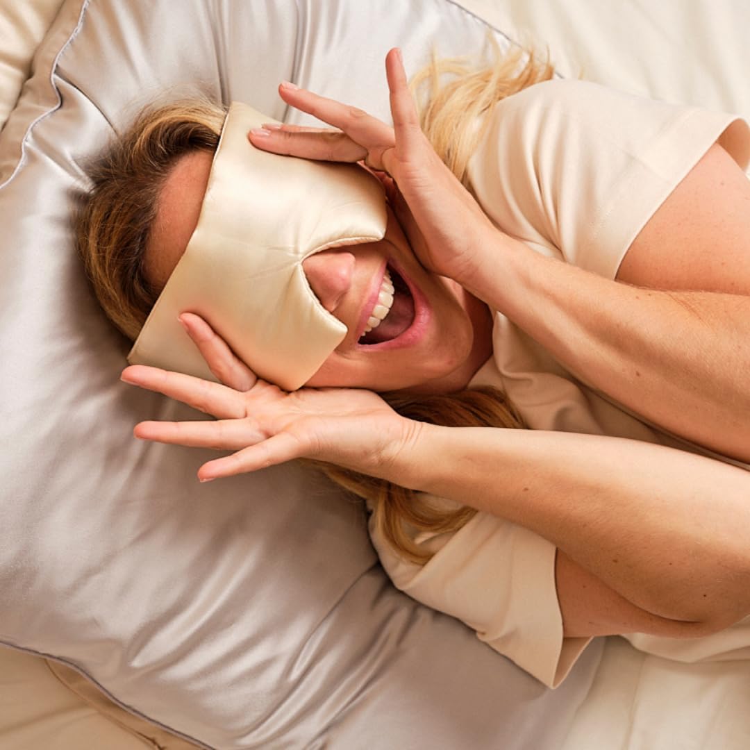 Detalle 2 de Emily’s Pillow – masque de nuit bandeau en pure soie biologique 19 momme, couleur champagne