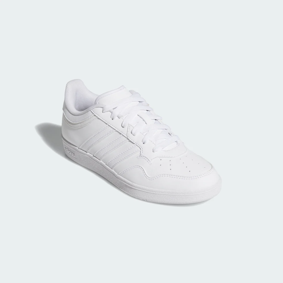 Detalle de Adidas Hoops 4.0: zapatilla clásica en blanco para un estilo urbano