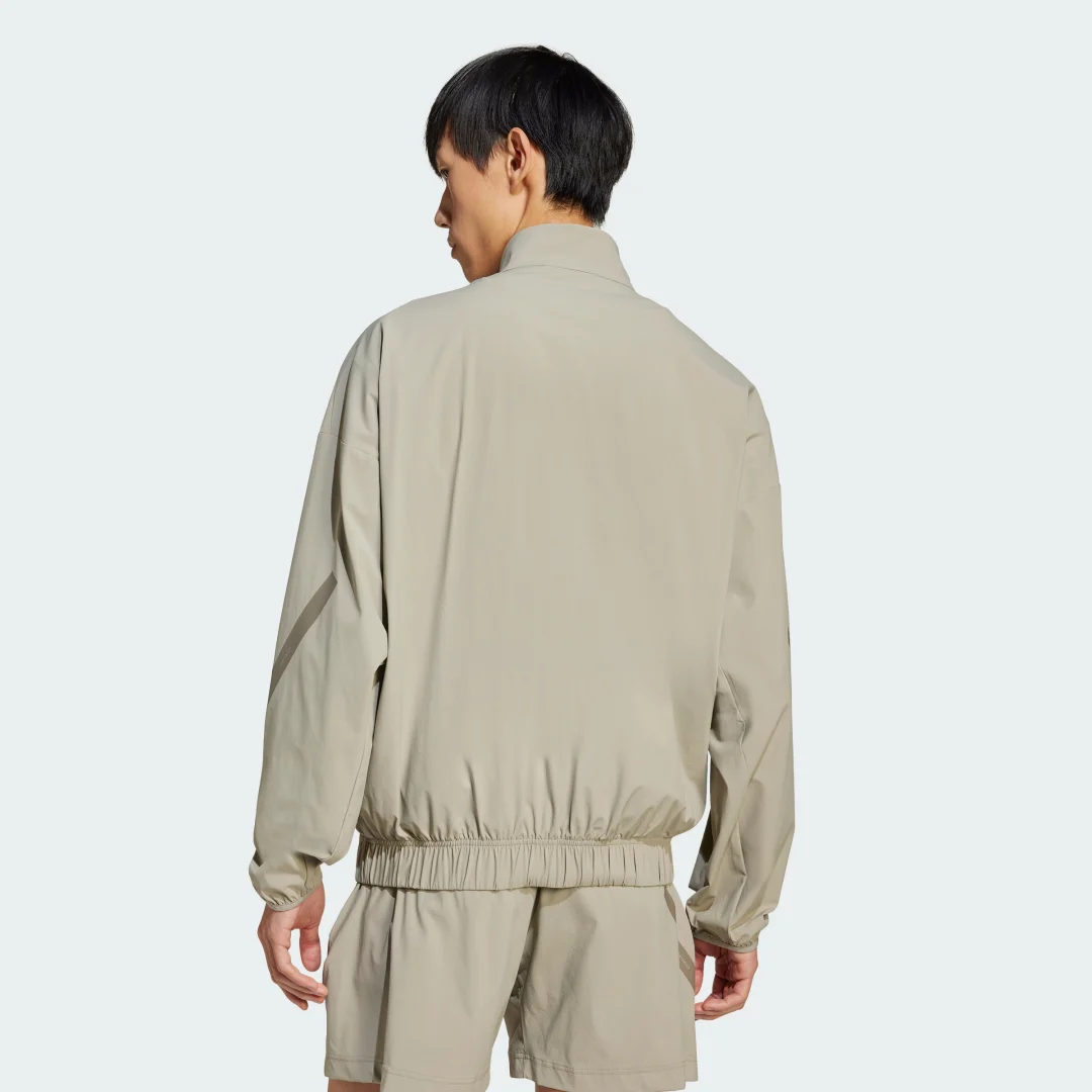 Detalle de Chaqueta adidas Z.N.E. Woven: estilo cómodo y práctico para el día a día