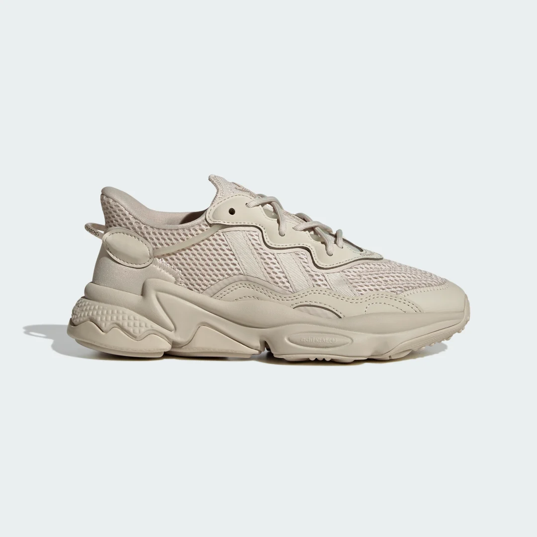 Detalle de Zapatilla OZWEEGO de Adidas: comodidad y estilo para el día a día