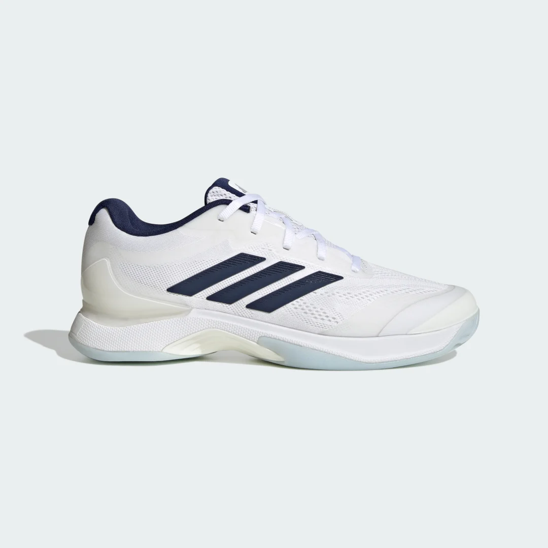 Detalle de Zapatilla de tenis Avacourt 3 de Adidas — comodidad y estilo en blanco para entrenamiento y juego