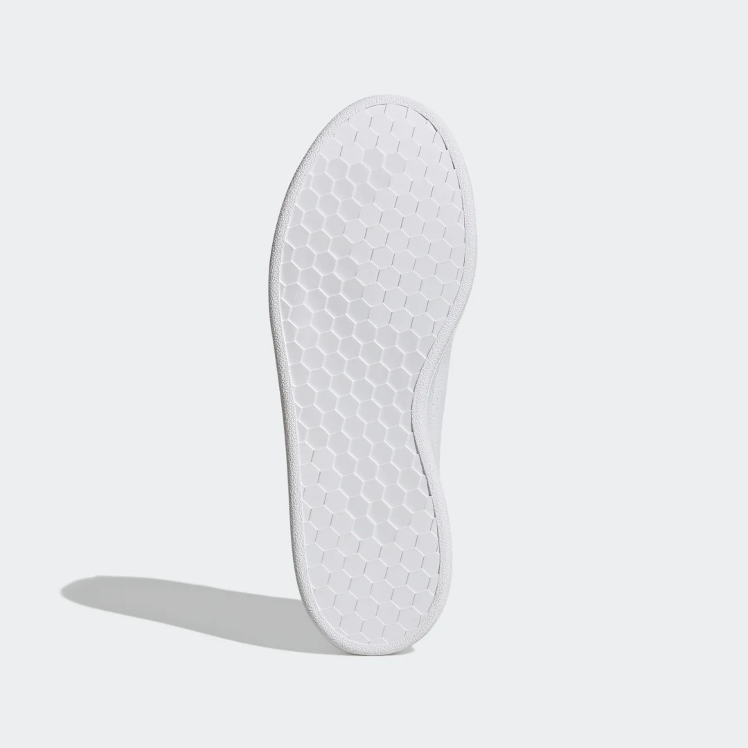 Detalle de Adidas ZAPATILLA ADVANTAGE BASE en blanco: estilo clásico para el día a día
