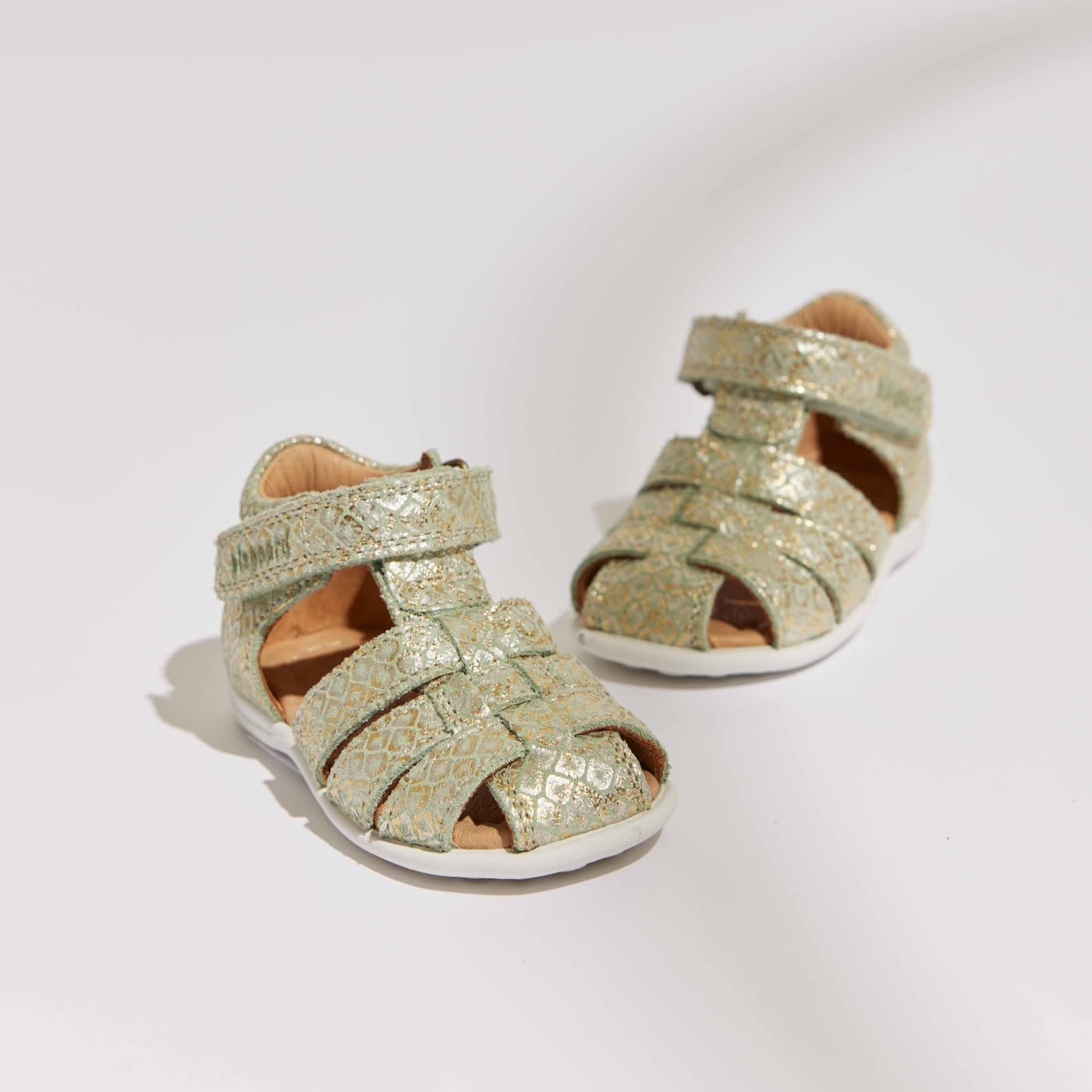 Detalle 2 de Bisgaard CarlySandal – Unisex Kinder Sandale aus natürlichem Leder, handgefertigt in Portugal
