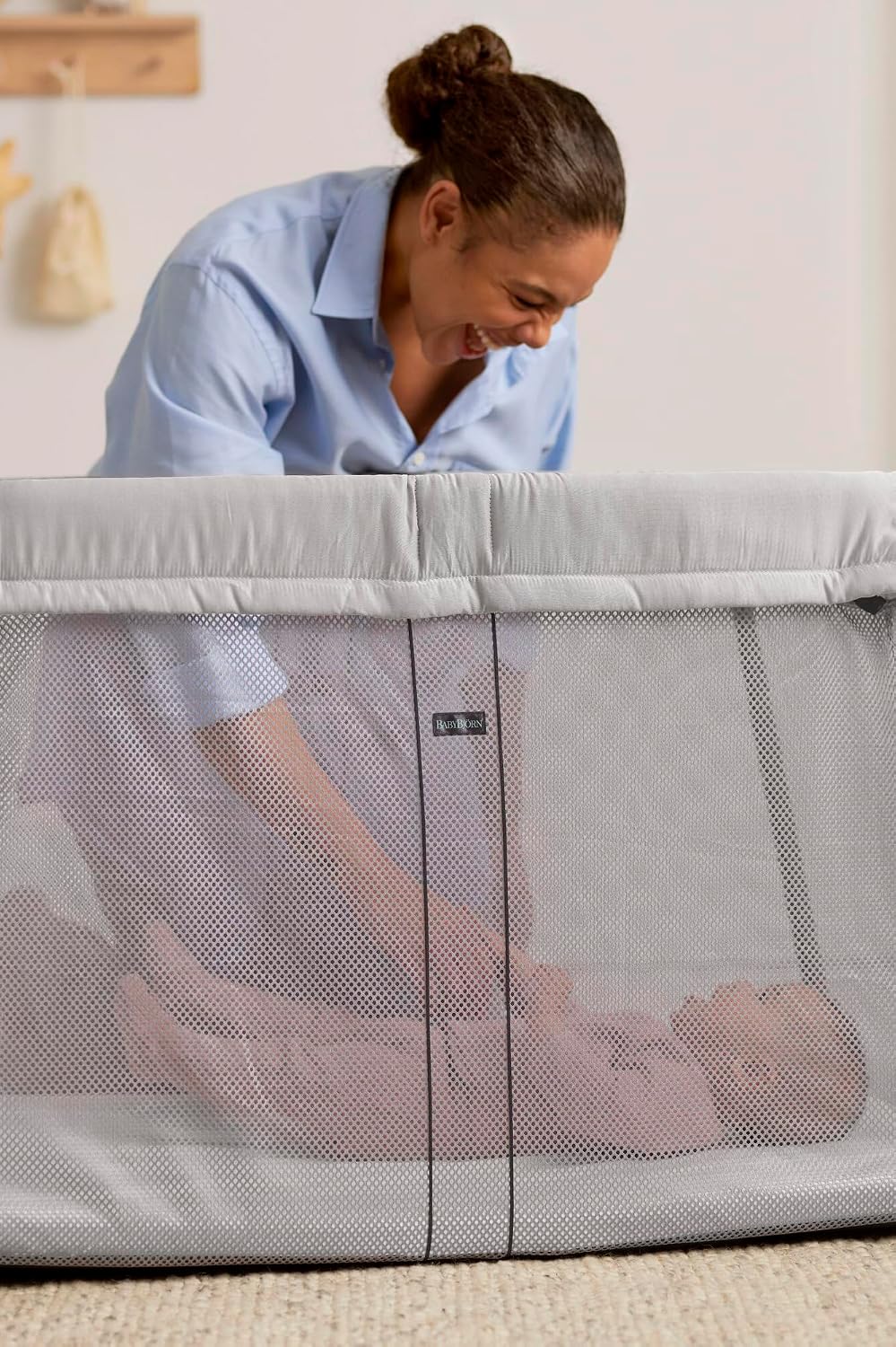 Detalle 2 de BabyBjörn Light 040948 – składane łóżeczko turystyczne, srebrne