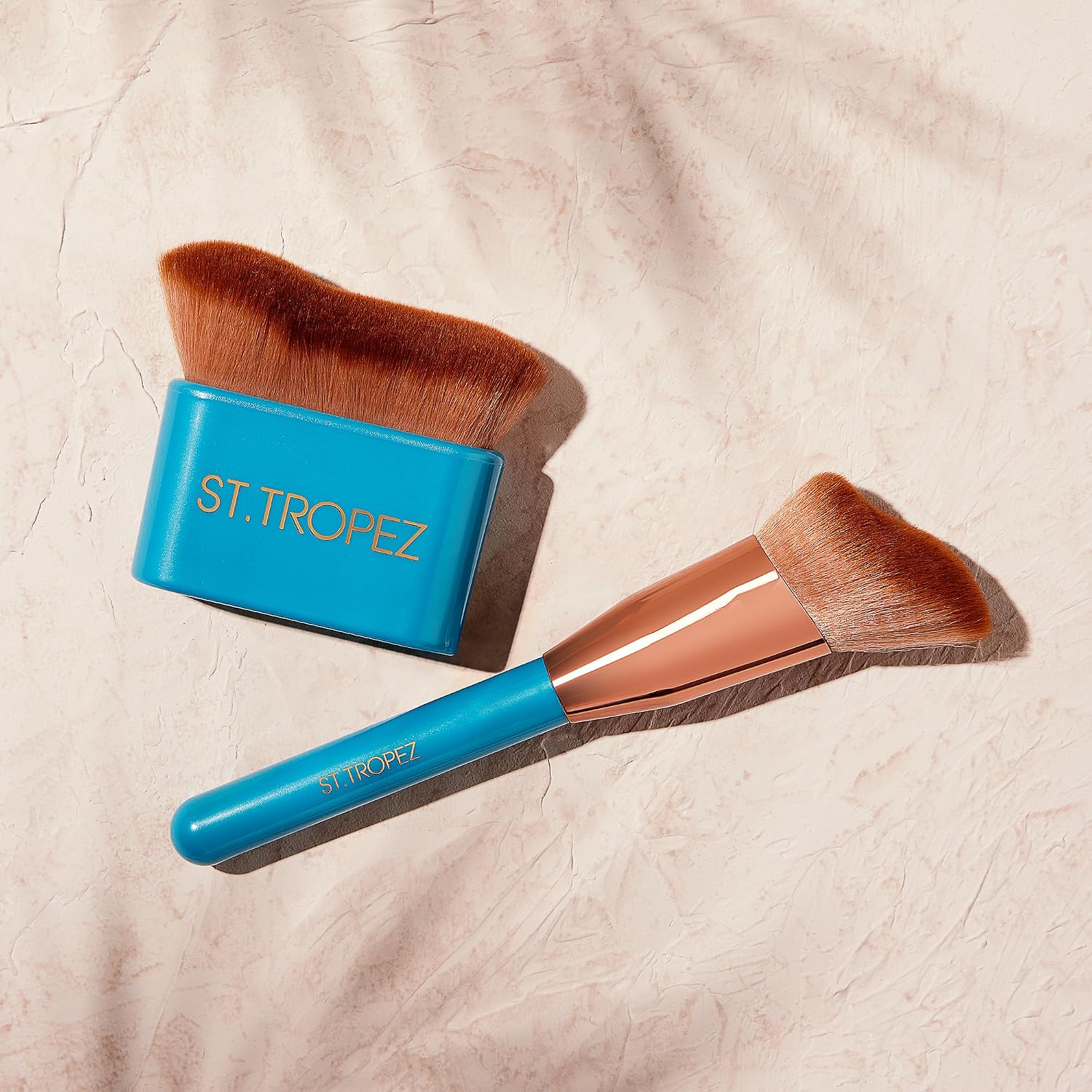 Detalle de St. Tropez Ultimate Tan Body Brush, Curved Vegan Brush with Soft Synthetic Bristles