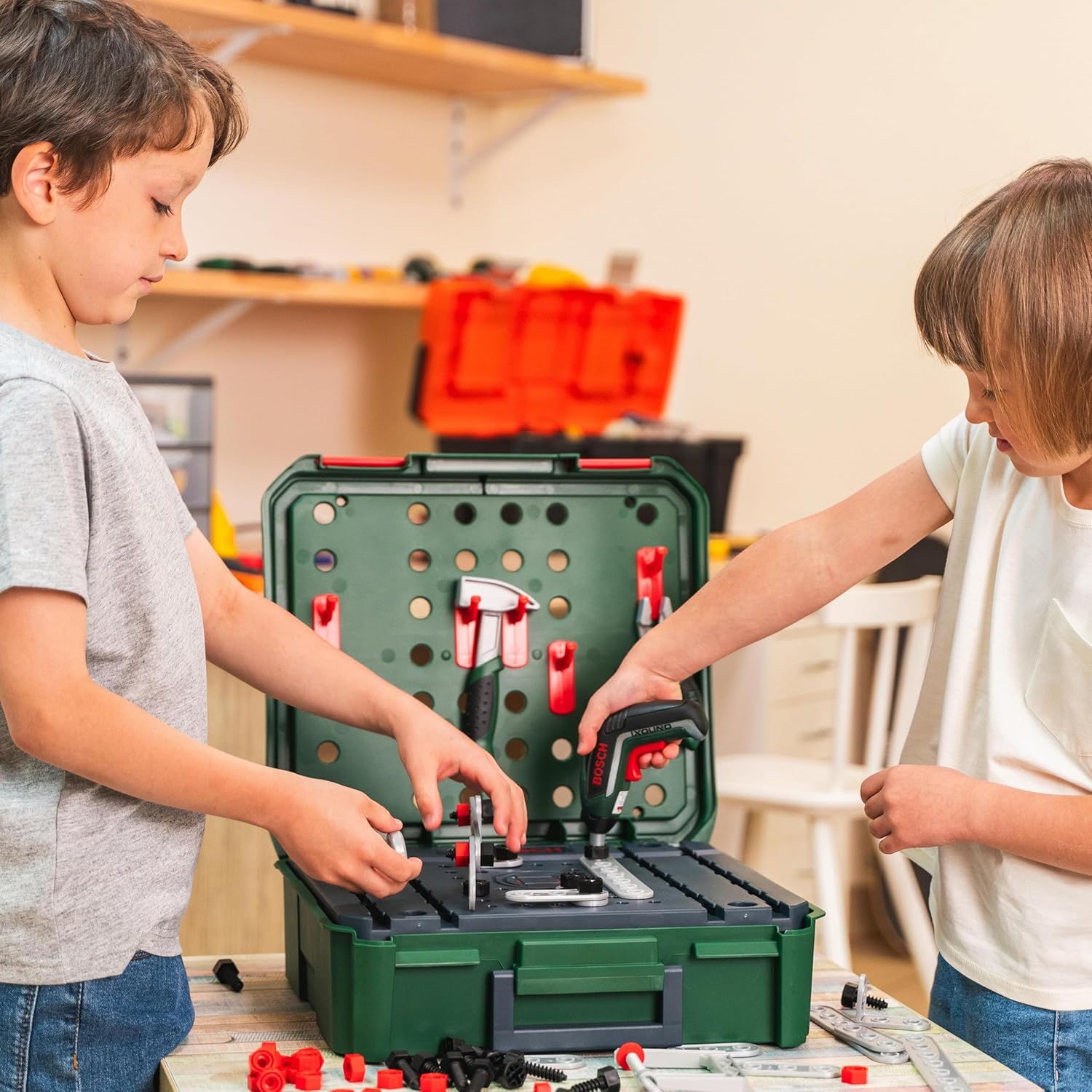 Detalle de Theo Klein 8396 Coffret d’établi Bosch + IXOLINO II I pour jeux de construction – Mallette transformable et sets d’outils inclus