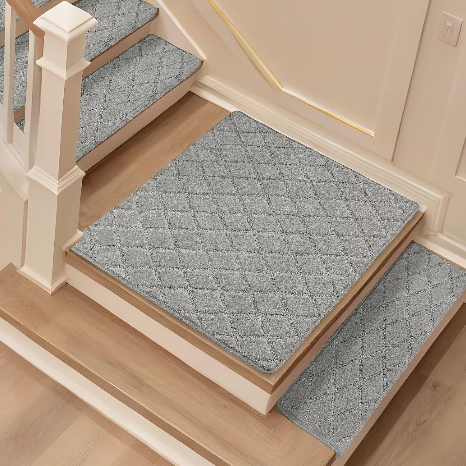 Detalle 1 de DEXDE ST001 Bullnose Carpet Stair Landing Mat, 30 x 30-Inch, Gray