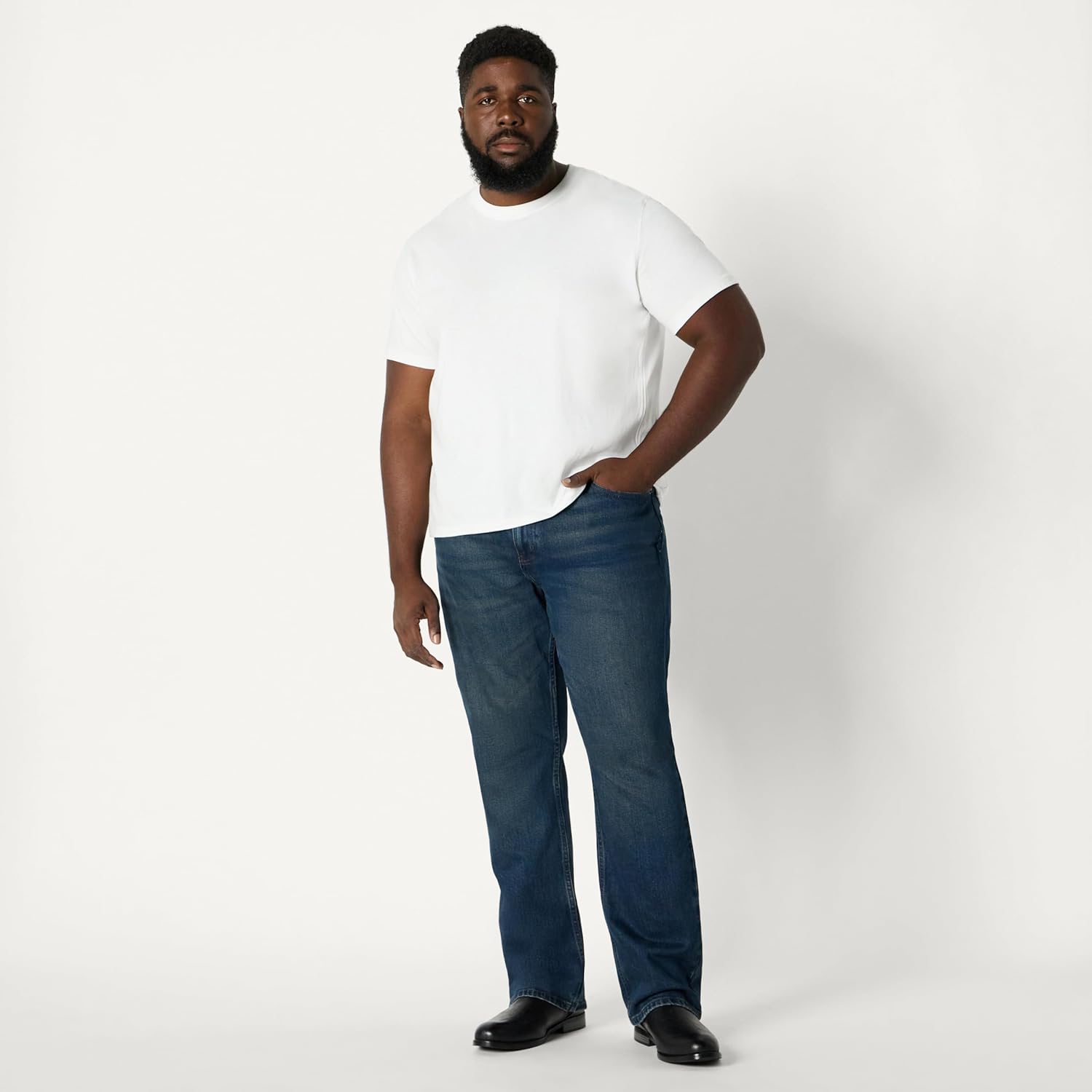 Thumbnail 5 de Amazon Essentials Herren Straight-Fit Bootcut-Jeans mit geringem Stretchanteil – robuster Denim trifft zeitlose Silhouette